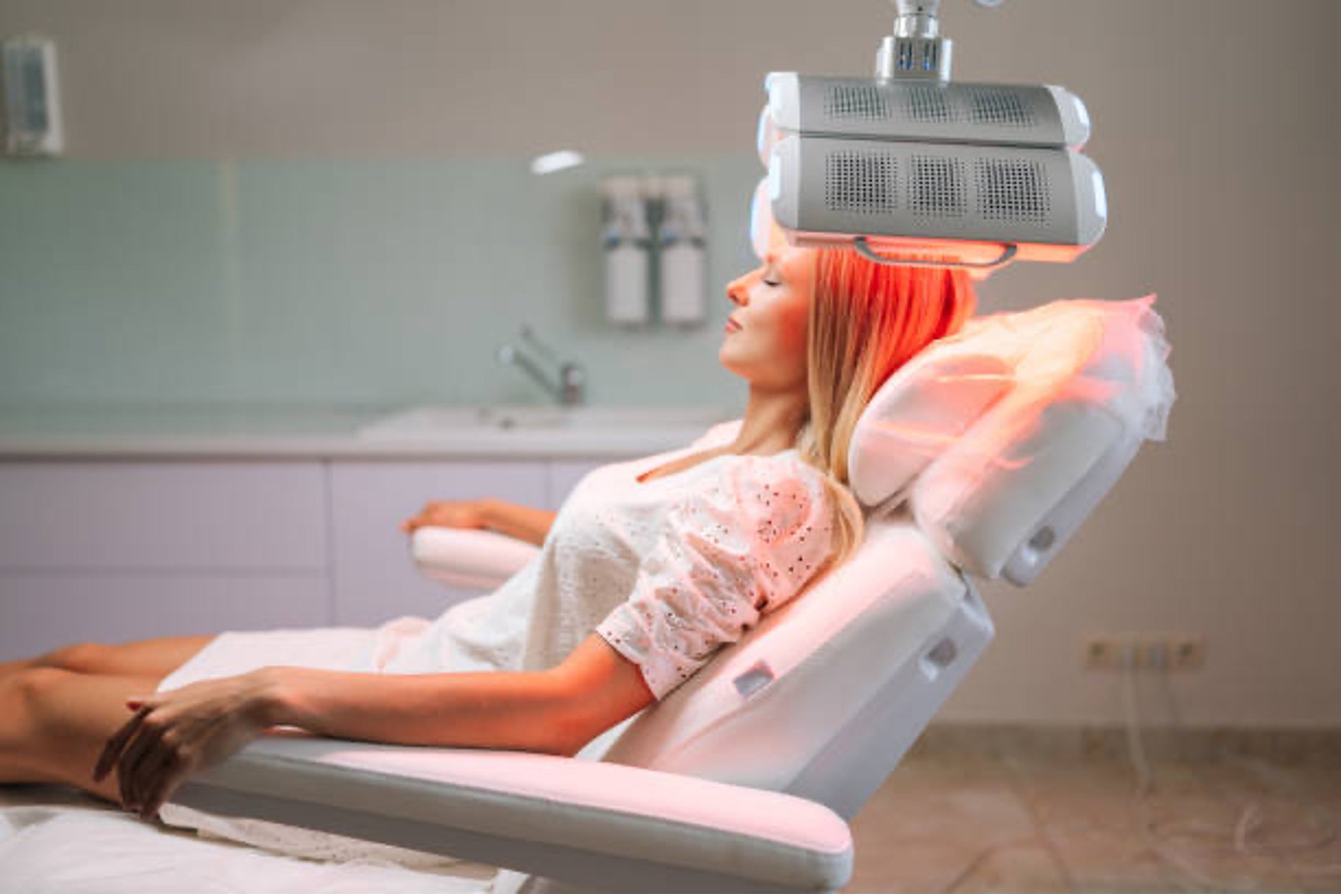 Low-Level Light Therapy (LLLT) for Hair Loss: Results, Cost & Side Effects